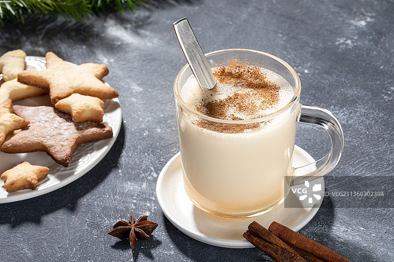 玻璃杯与圣诞酒蛋酒和心形饼干上的灰色，俄罗斯图片素材