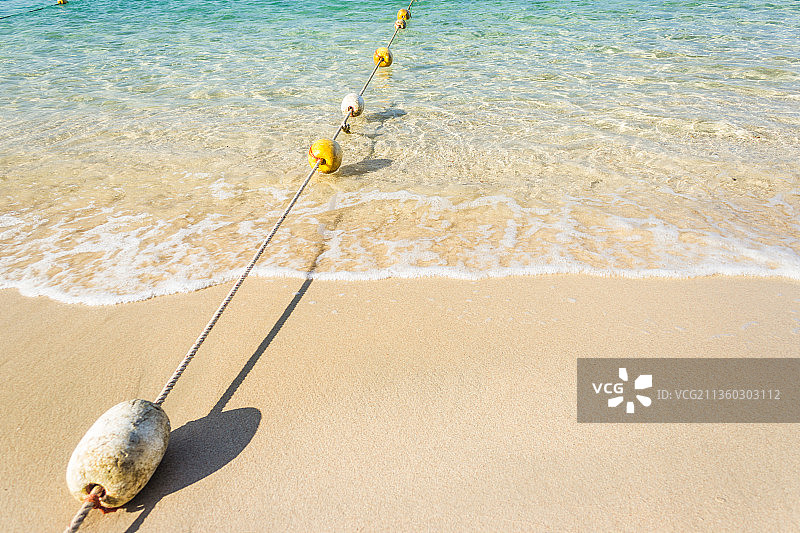 蓝色海滩上带有泡沫背景的浮标图片素材