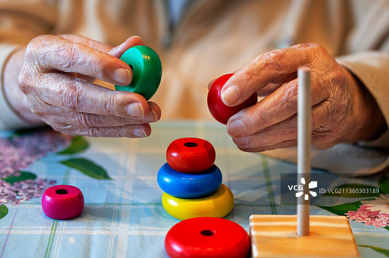 照顾患有失忆症的患病老人图片素材