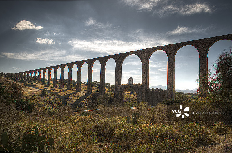 墨西哥特佩亚瓦尔科：低角度拍摄的河流桥梁图片素材