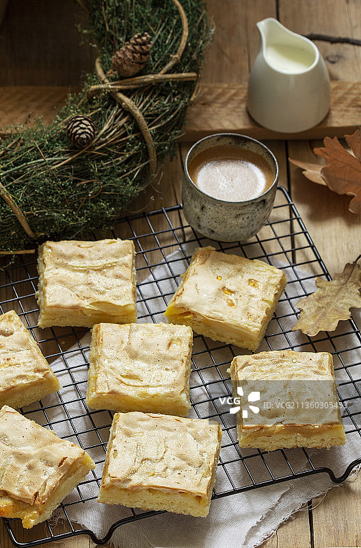 桌子上的饼干高角度视图图片素材