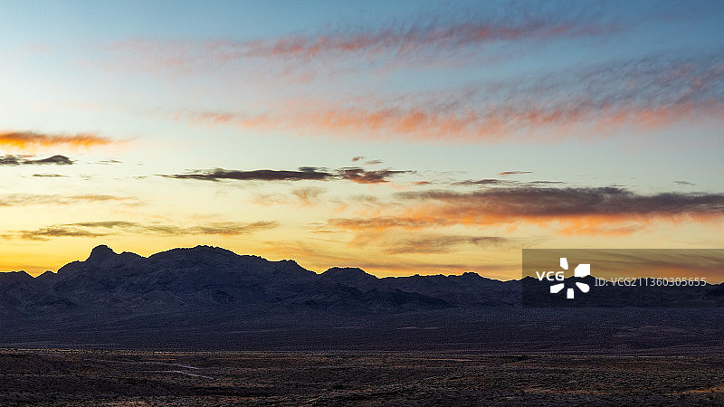 回声山日出，日落时分山脉剪影的风景图片素材