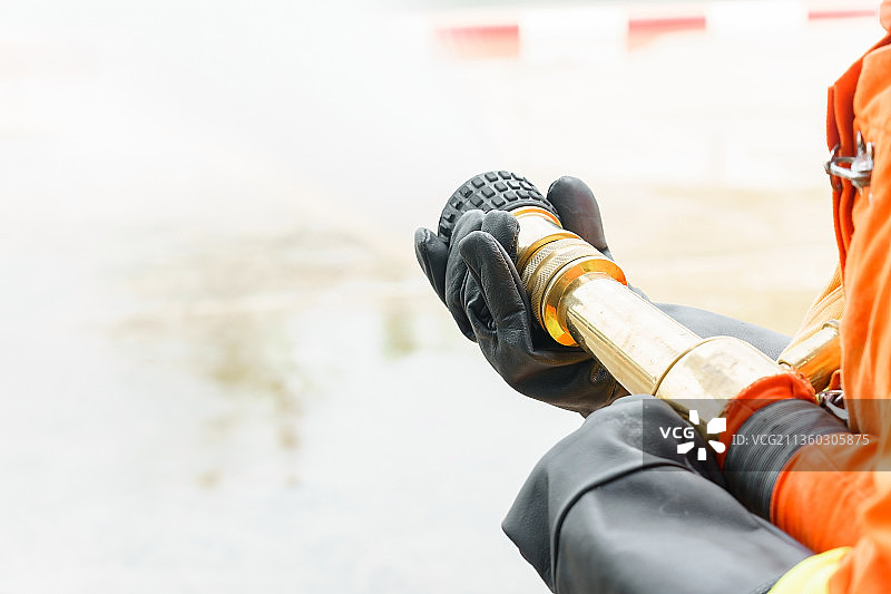 消防员喷水灭火手部特写图片素材