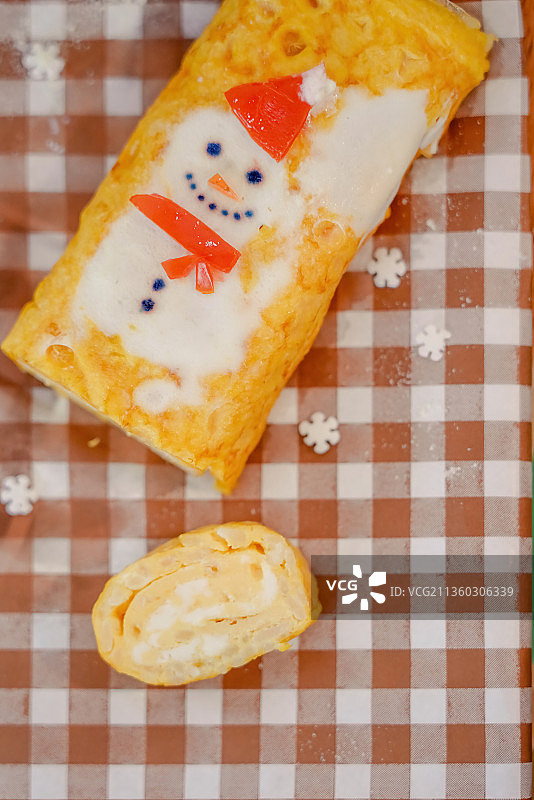红格子餐垫上的圣诞老人厚蛋烧图片素材