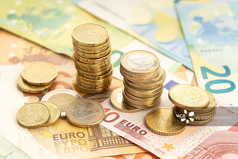 欧元硬币和纸币，桌子上硬币和纸币的高角度视图，西班牙图片素材