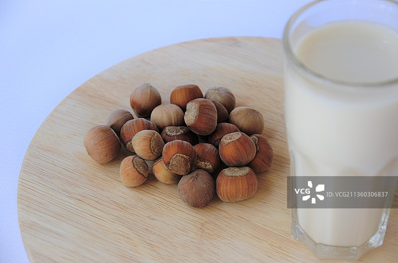 无乳糖健康营养概念，榛子奶图片素材