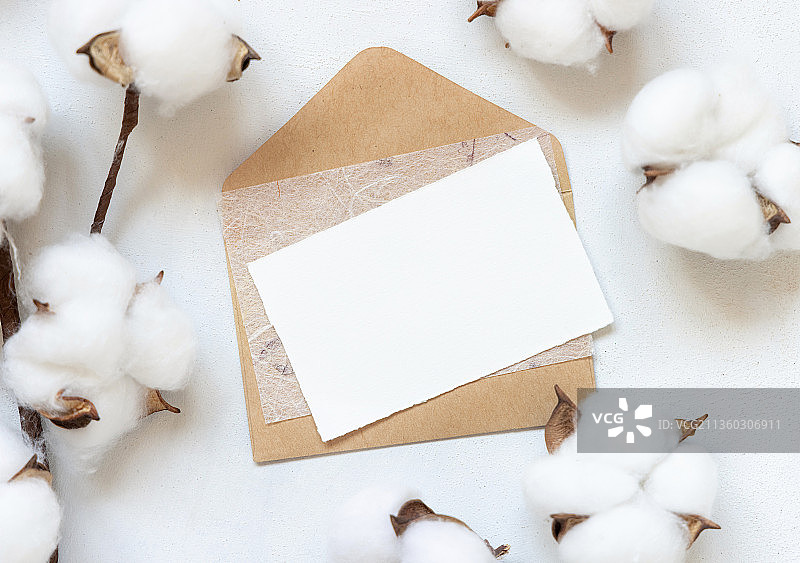 白色桌子上带棉花的空白卡片和信封图片素材