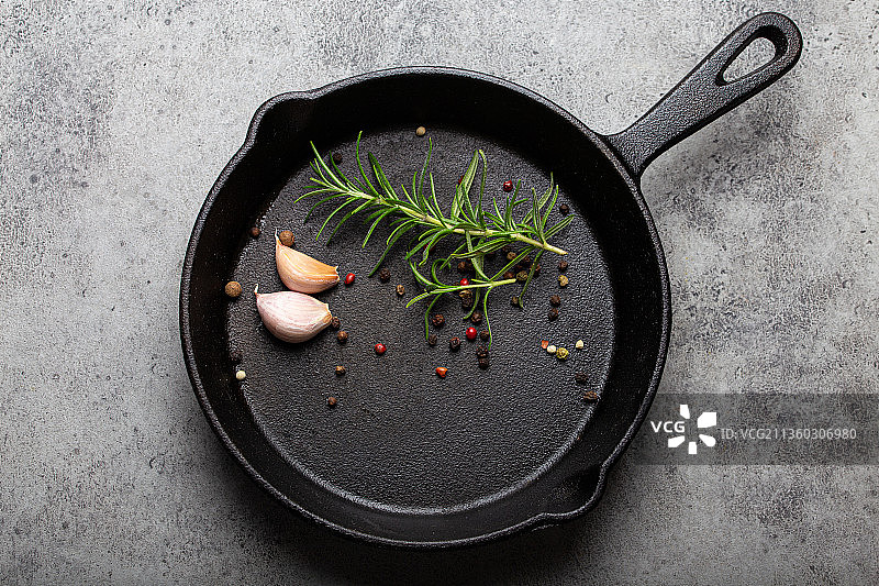 俯视角度拍摄的桌上烹饪锅中食物图片素材