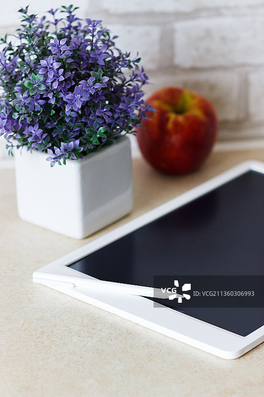 桌子上的白色平板电脑，模糊背景图片素材
