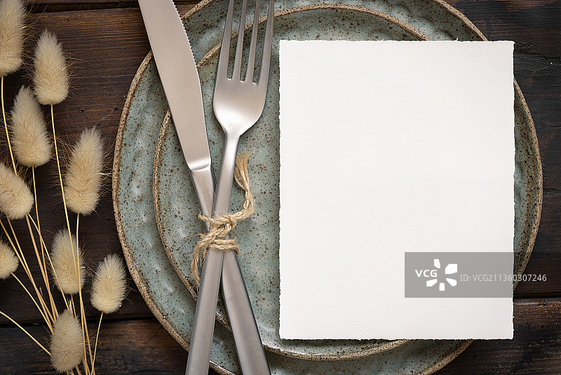 盘子上带有刀叉和干燥植物的空白纸卡图片素材