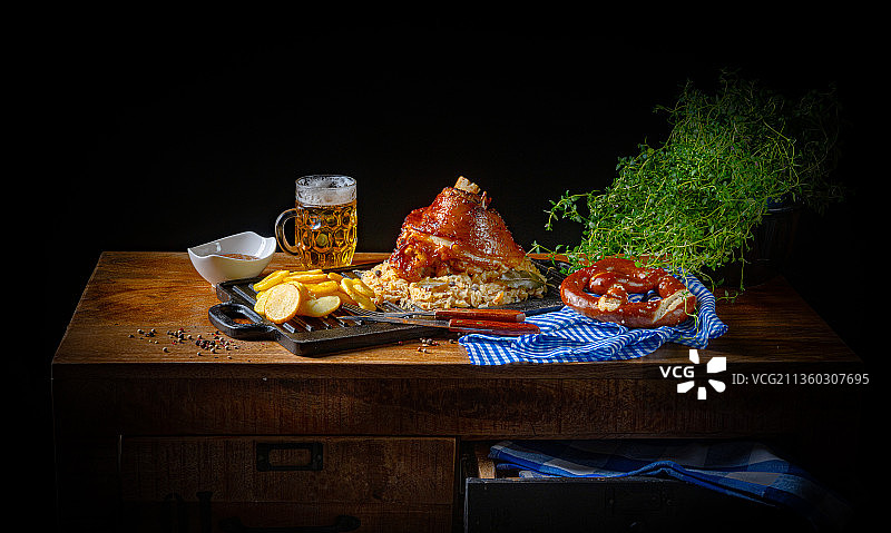 黑色背景下餐桌上的食物特写图片素材