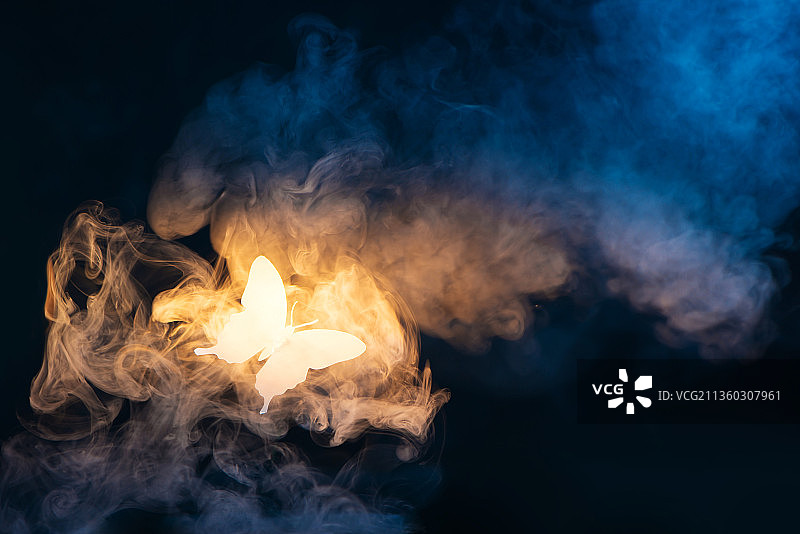 黑色背景下的烟雾特写图片素材