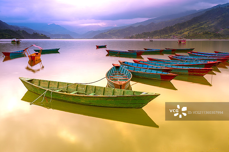 湖中停泊的船只高角度视图图片素材