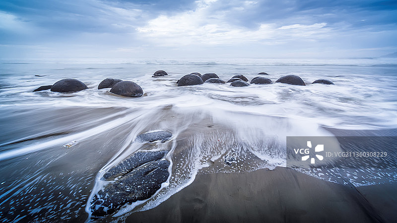 潮汐中的大理石，海天美景图片素材
