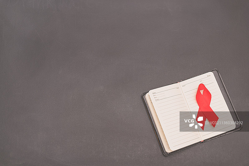 象征世界健康日的红丝带图片素材