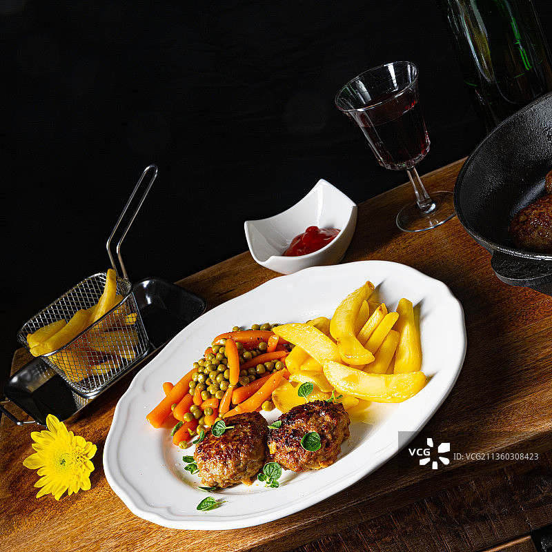 餐桌上的食物的高角度视图图片素材