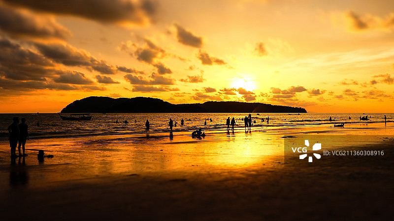 日落时分海滩上的人物剪影图片素材