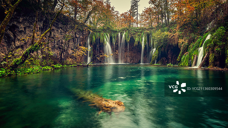 克罗地亚森林中风景秀丽的祖母绿湖图片素材