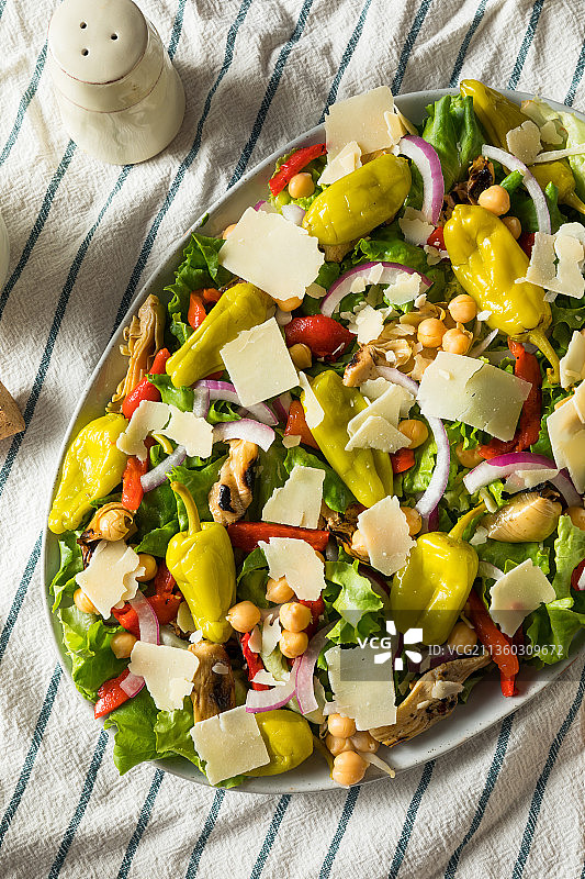 从高处俯瞰餐盘中的沙拉图片素材