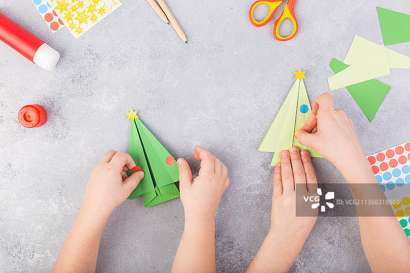 孩子在桌子上玩积木图片素材