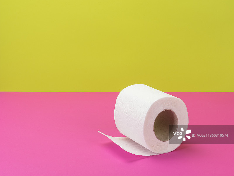 亮粉色和绿色背景中的卫生纸图片素材