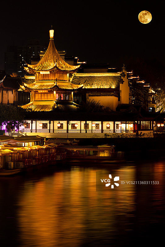 夜景下的南京秦淮河与圆月图片素材