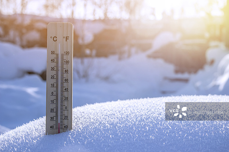 白色雪地上的木制温度计图片素材