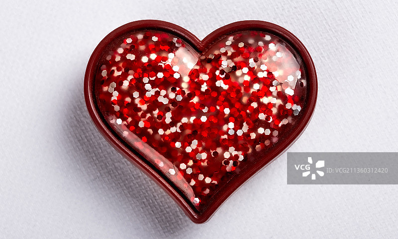 红色心形雕像，背景为俄罗斯图片素材