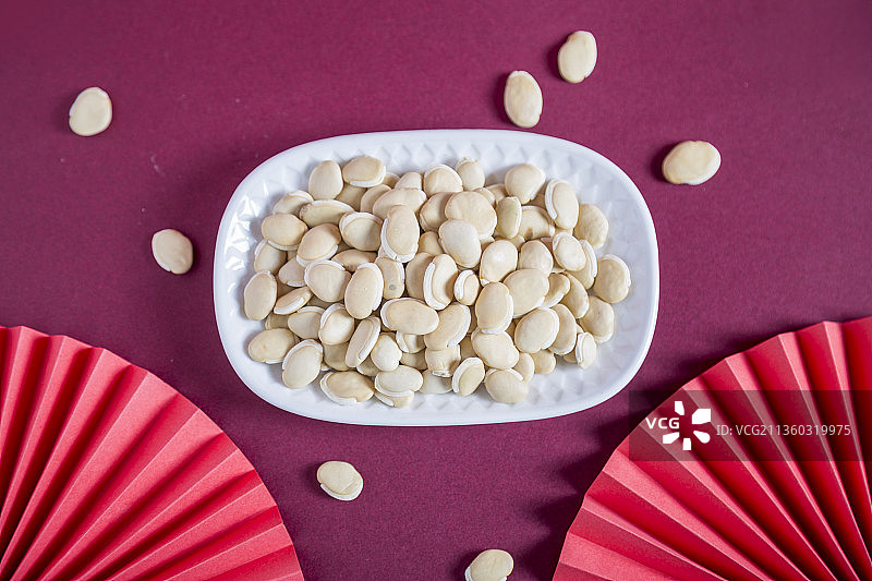 中国风背景的五谷杂粮白扁豆静物特写图片素材