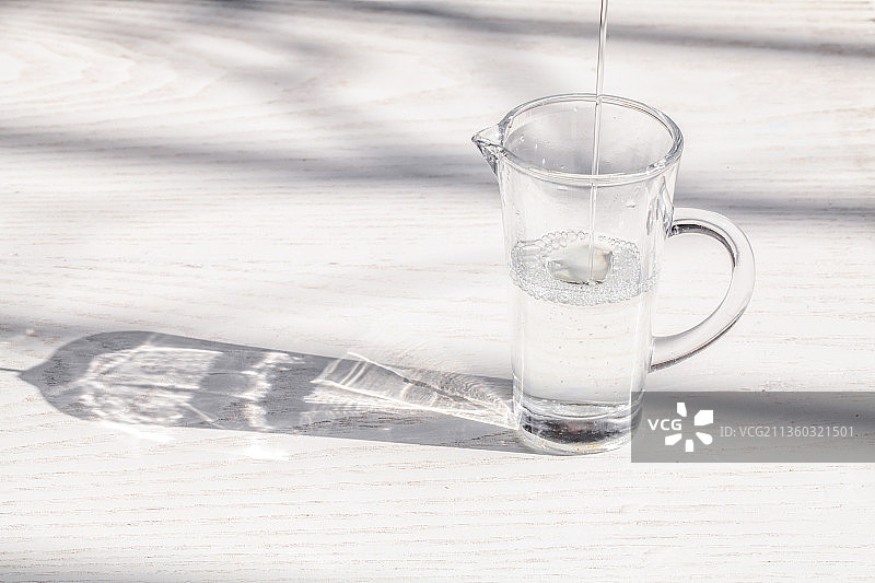 给分酒器倒酒图片素材