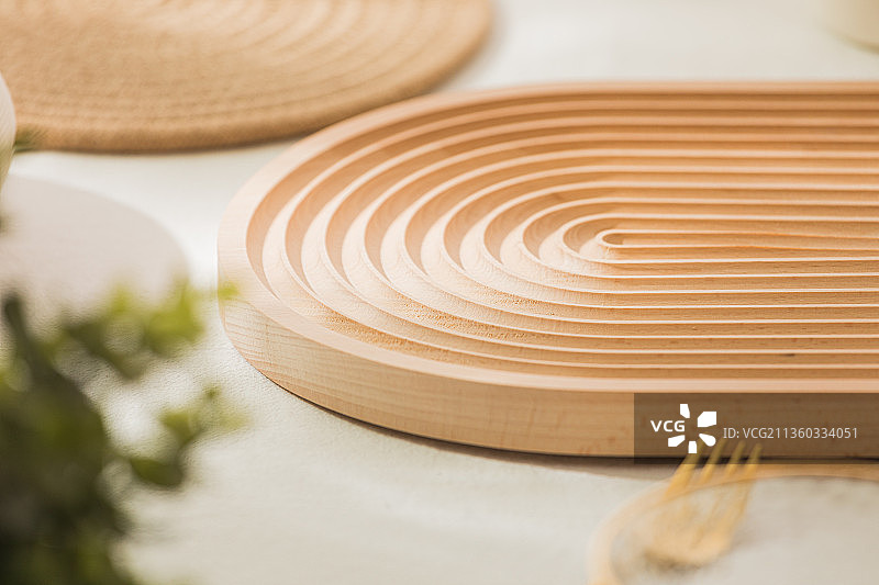 窗边桌子上的木托盘图片素材