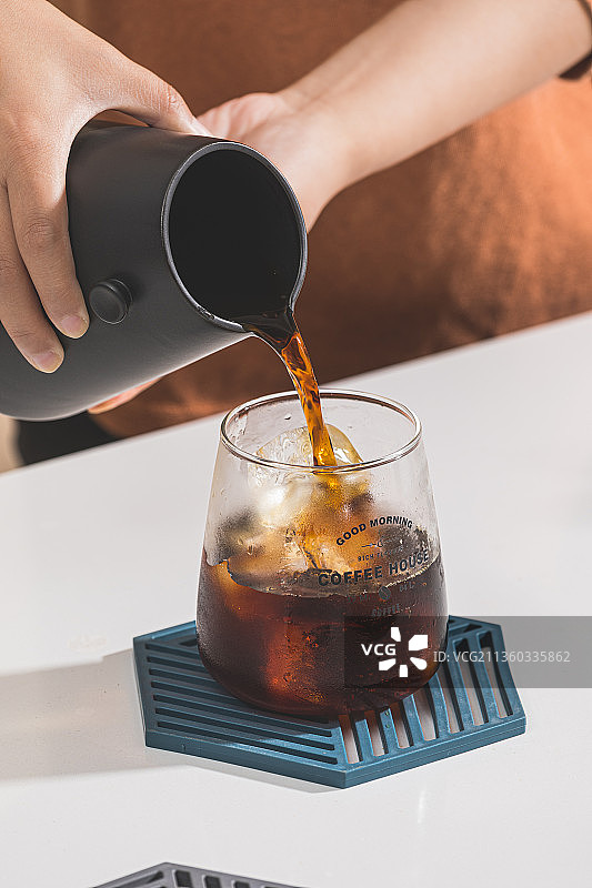 手冲咖啡滤杯和分享壶图片素材