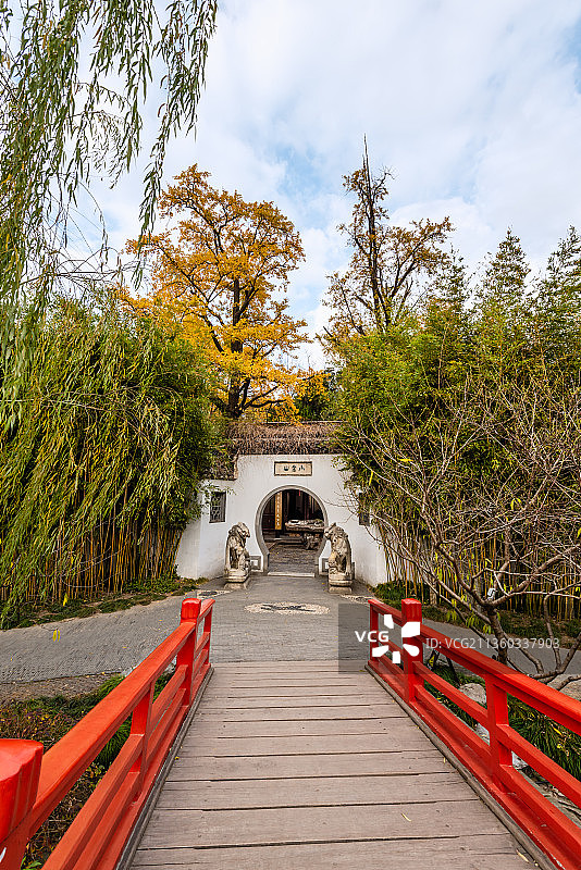 秋天中国扬州瘦西湖风景区的湖心岛和小金山图片素材