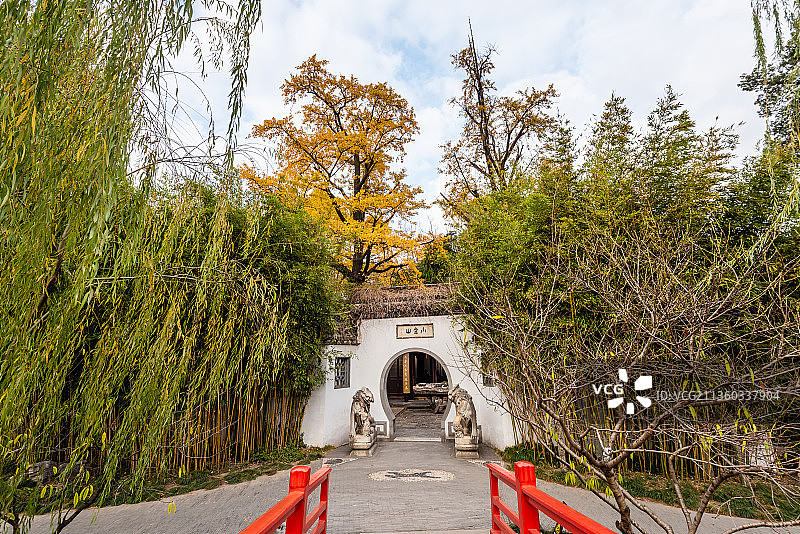 秋天中国扬州瘦西湖风景区的湖心岛和小金山图片素材