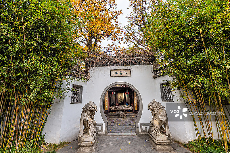 秋天中国扬州瘦西湖风景区的湖心岛和小金山图片素材