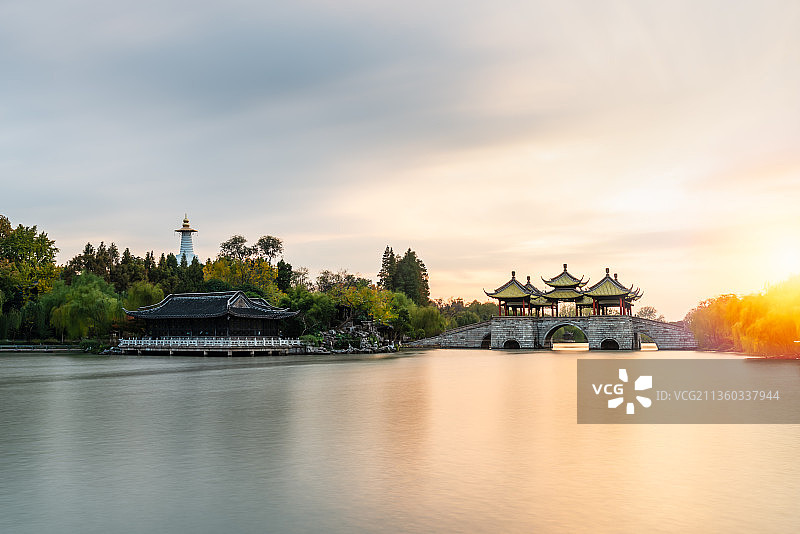 秋天夕阳下中国扬州瘦西湖的白塔和五亭桥图片素材