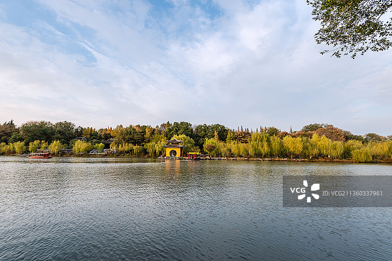 秋天中国扬州瘦西湖风景区的小金山和钓鱼台图片素材