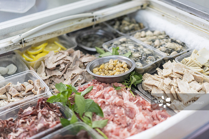 潮汕原味汤粉粿条汤美食生蚝牛肉丸鸭血猪杂新鲜面手工面图片素材