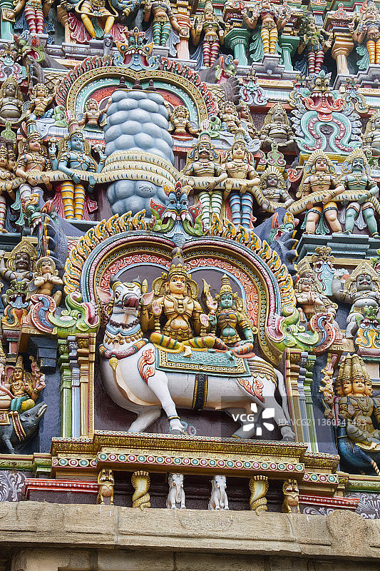 毗湿奴和帕尔瓦蒂骑着南迪雕像图片素材