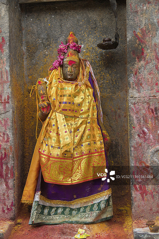 由信徒装饰和装扮的印度教神雕像图片素材