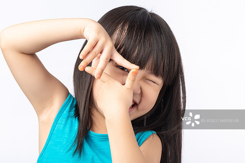 可爱的亚洲小女孩用手比划着拍照的样子图片素材