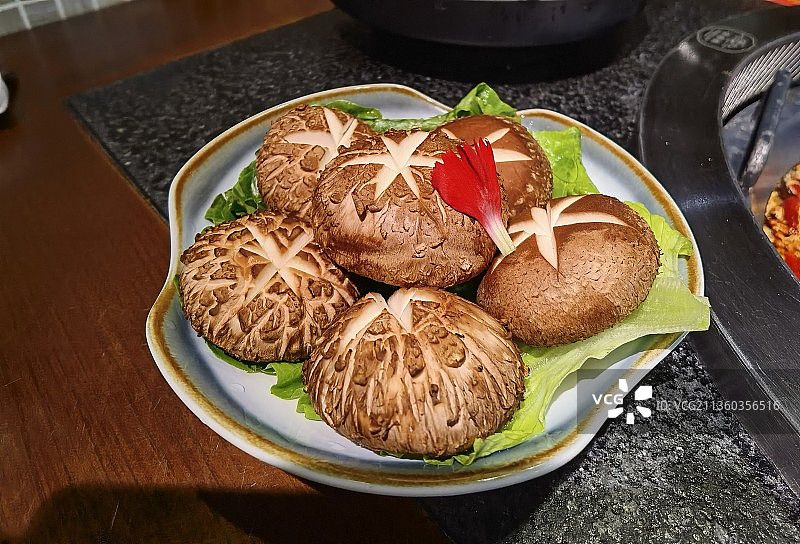 一盘新鲜的香菇图片素材