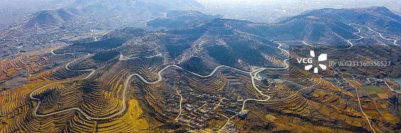 邹城田黄山路图片素材