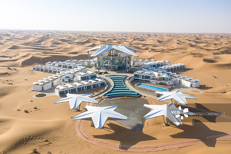 航拍中卫沙坡头腾格里沙漠星星酒店图片素材