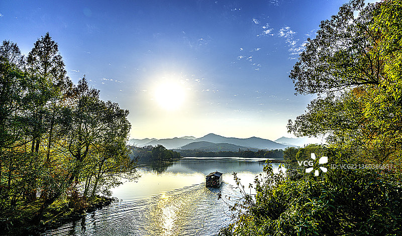中国杭州市，西湖湖畔杨公堤的山水图片素材