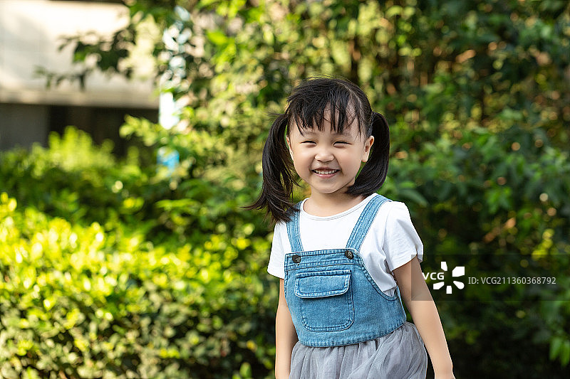 户外开心的小女孩图片素材