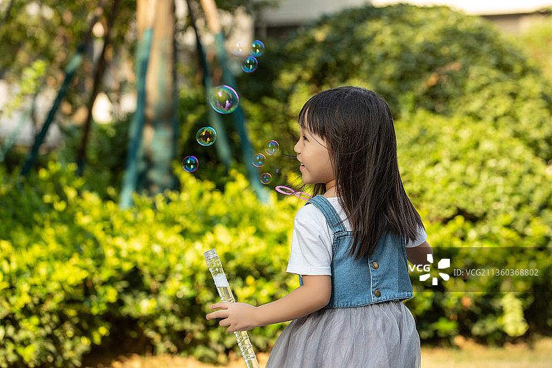 在户外玩泡泡的孩子图片素材