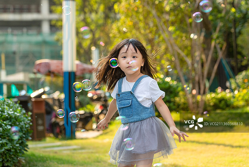 在户外玩泡泡的孩子图片素材