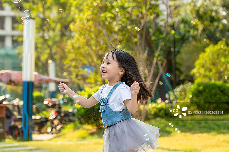 在户外玩泡泡的孩子图片素材