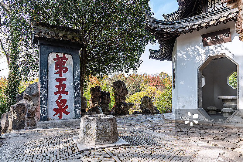 中国扬州大明寺的天下第五泉和诗月亭图片素材